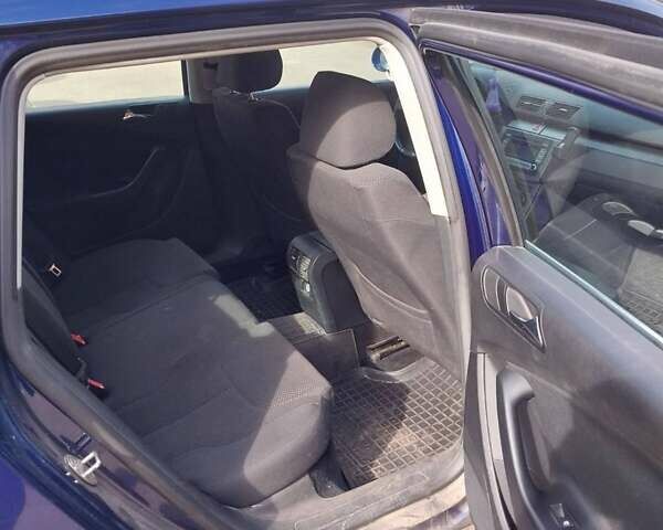 Синий Фольксваген Пассат, объемом двигателя 2 л и пробегом 305 тыс. км за 5000 $, фото 1 на Automoto.ua