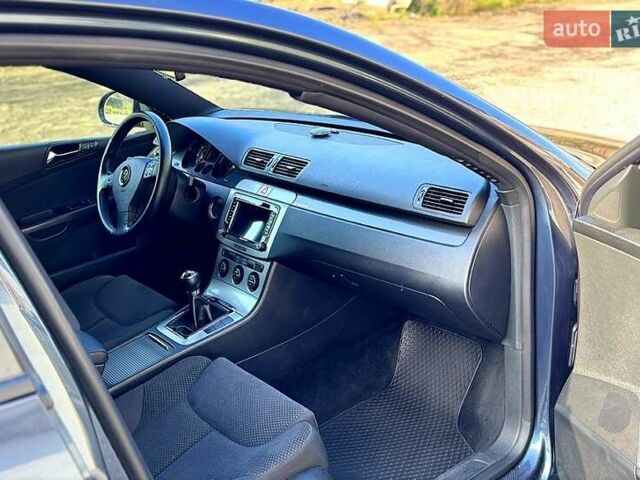 Синий Фольксваген Пассат, объемом двигателя 2 л и пробегом 317 тыс. км за 5950 $, фото 9 на Automoto.ua