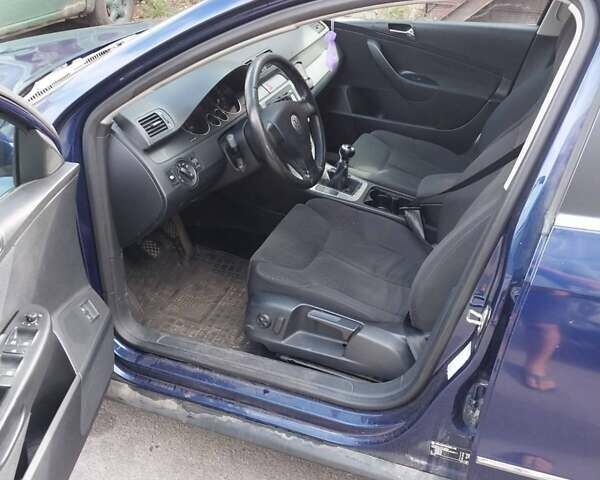 Синий Фольксваген Пассат, объемом двигателя 2 л и пробегом 305 тыс. км за 5000 $, фото 3 на Automoto.ua