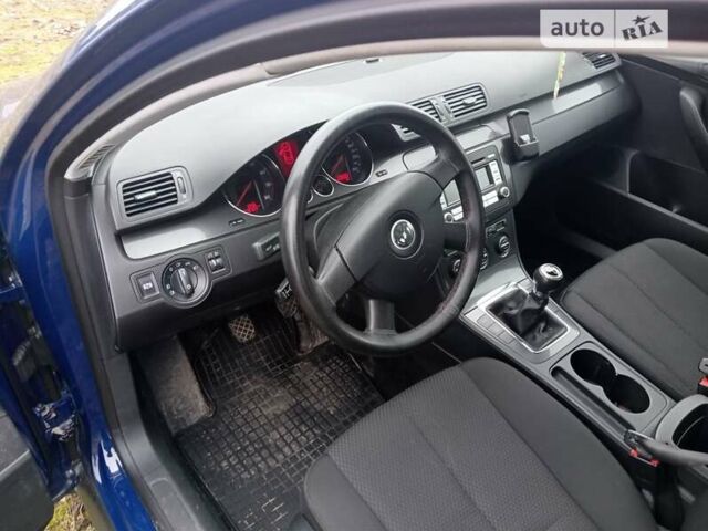 Синий Фольксваген Пассат, объемом двигателя 1.6 л и пробегом 235 тыс. км за 6900 $, фото 4 на Automoto.ua