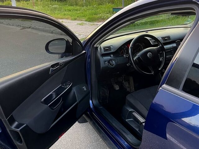 Синий Фольксваген Пассат, объемом двигателя 1.6 л и пробегом 220 тыс. км за 5850 $, фото 4 на Automoto.ua