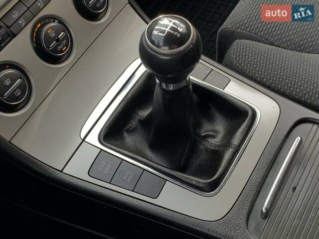 Синий Фольксваген Пассат, объемом двигателя 2 л и пробегом 344 тыс. км за 6455 $, фото 48 на Automoto.ua