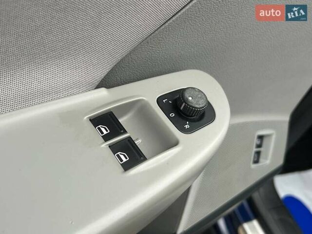 Синий Фольксваген Пассат, объемом двигателя 1.97 л и пробегом 329 тыс. км за 5900 $, фото 10 на Automoto.ua