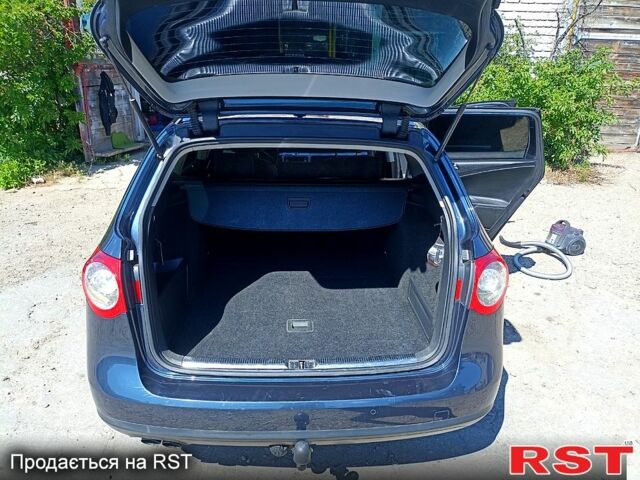 Синій Фольксваген Пассат, об'ємом двигуна 2 л та пробігом 270 тис. км за 8100 $, фото 5 на Automoto.ua