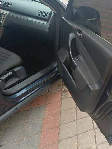 Синий Фольксваген Пассат, объемом двигателя 2 л и пробегом 300 тыс. км за 5500 $, фото 4 на Automoto.ua