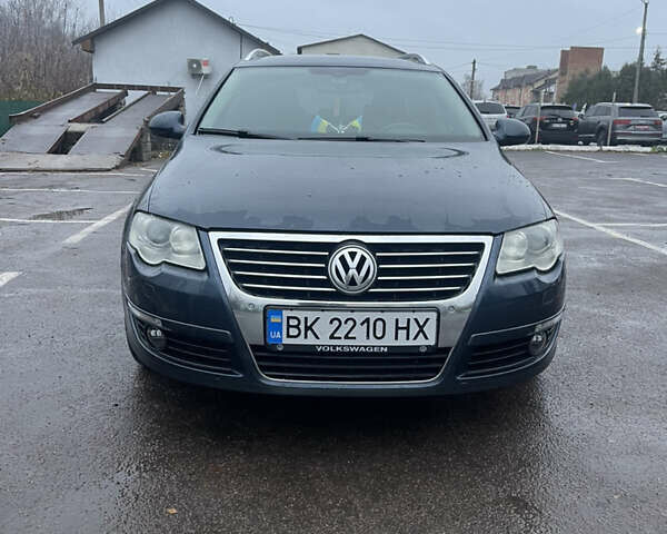 Синій Фольксваген Пассат, об'ємом двигуна 2 л та пробігом 328 тис. км за 7100 $, фото 1 на Automoto.ua