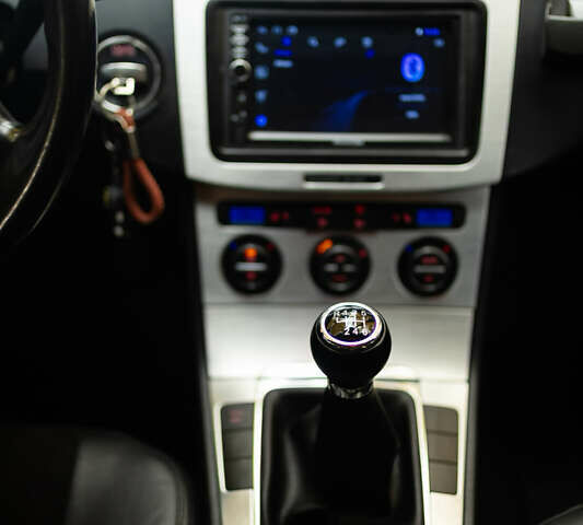 Синий Фольксваген Пассат, объемом двигателя 2 л и пробегом 284 тыс. км за 6400 $, фото 51 на Automoto.ua