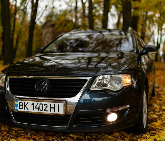 Синий Фольксваген Пассат, объемом двигателя 2 л и пробегом 284 тыс. км за 6400 $, фото 6 на Automoto.ua