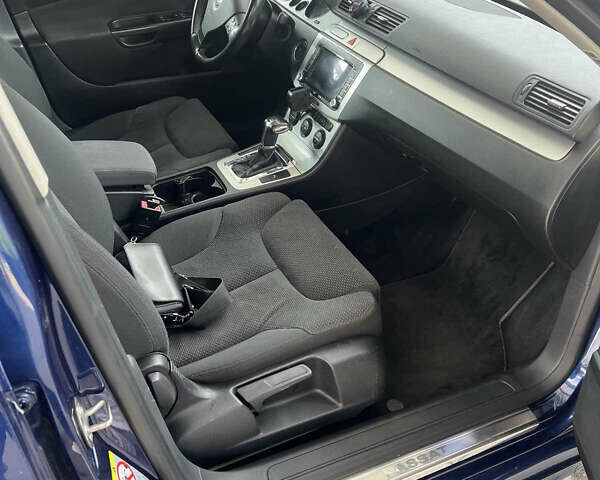 Синий Фольксваген Пассат, объемом двигателя 2 л и пробегом 265 тыс. км за 6500 $, фото 4 на Automoto.ua