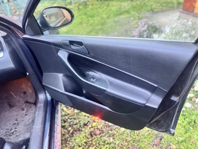 Синий Фольксваген Пассат, объемом двигателя 2 л и пробегом 299 тыс. км за 4200 $, фото 2 на Automoto.ua