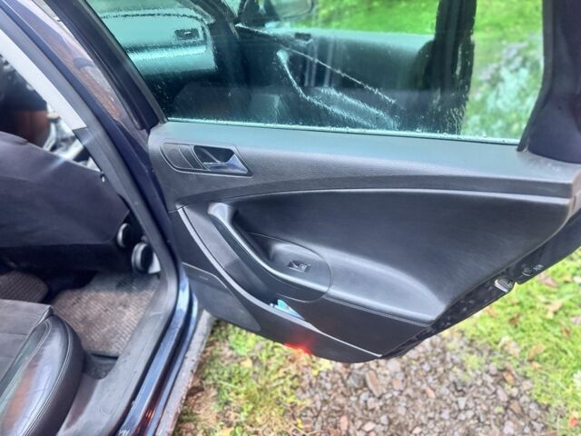 Синий Фольксваген Пассат, объемом двигателя 2 л и пробегом 299 тыс. км за 4200 $, фото 3 на Automoto.ua