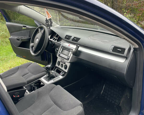 Синий Фольксваген Пассат, объемом двигателя 1.97 л и пробегом 300 тыс. км за 4750 $, фото 7 на Automoto.ua