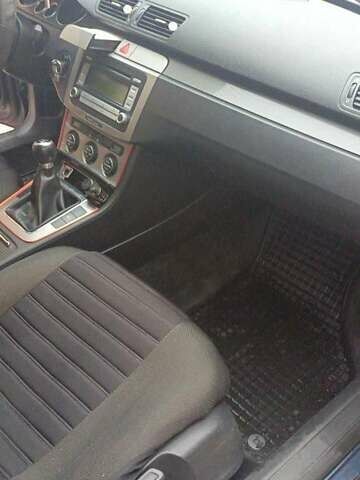 Синий Фольксваген Пассат, объемом двигателя 2 л и пробегом 300 тыс. км за 5500 $, фото 6 на Automoto.ua