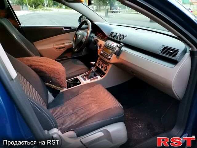 Синій Фольксваген Пассат, об'ємом двигуна 2 л та пробігом 225 тис. км за 4400 $, фото 5 на Automoto.ua