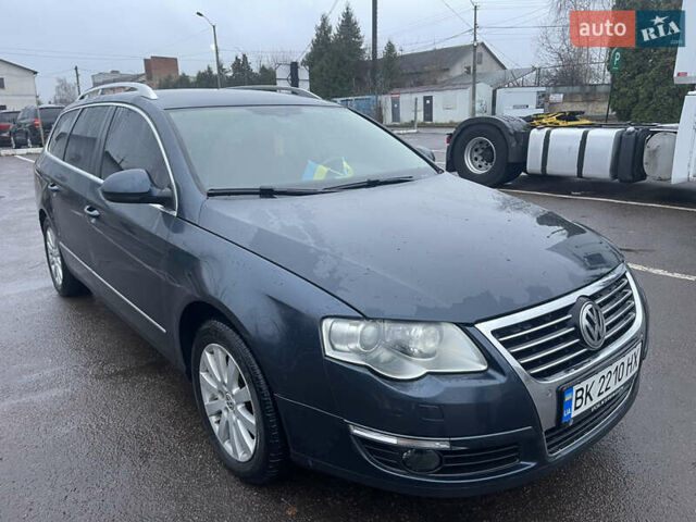 Синій Фольксваген Пассат, об'ємом двигуна 2 л та пробігом 328 тис. км за 7100 $, фото 6 на Automoto.ua