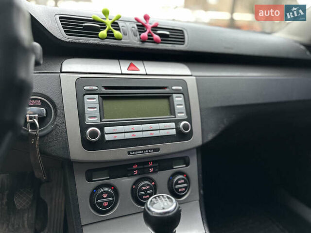 Синий Фольксваген Пассат, объемом двигателя 1.97 л и пробегом 283 тыс. км за 4500 $, фото 6 на Automoto.ua