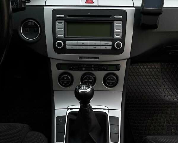 Синий Фольксваген Пассат, объемом двигателя 1.8 л и пробегом 218 тыс. км за 5200 $, фото 8 на Automoto.ua