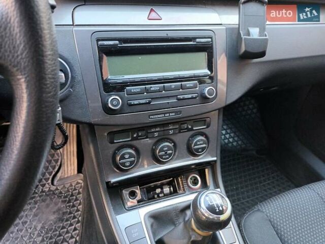 Синий Фольксваген Пассат, объемом двигателя 1.4 л и пробегом 240 тыс. км за 7200 $, фото 12 на Automoto.ua