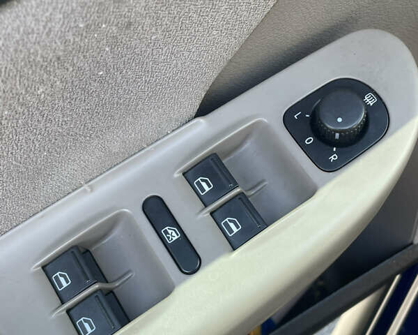 Синий Фольксваген Пассат, объемом двигателя 1.97 л и пробегом 197 тыс. км за 7750 $, фото 30 на Automoto.ua