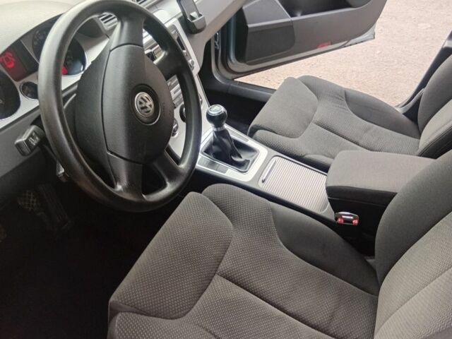 Синий Фольксваген Пассат, объемом двигателя 2 л и пробегом 325 тыс. км за 6200 $, фото 5 на Automoto.ua