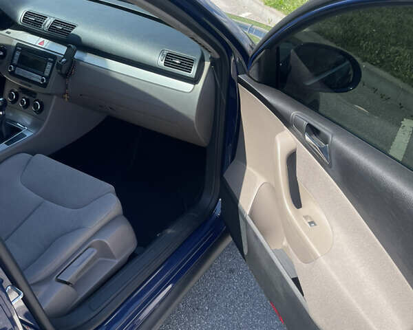 Синий Фольксваген Пассат, объемом двигателя 1.97 л и пробегом 197 тыс. км за 7750 $, фото 20 на Automoto.ua