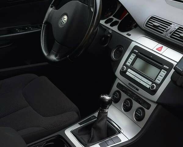 Синий Фольксваген Пассат, объемом двигателя 1.8 л и пробегом 218 тыс. км за 5200 $, фото 7 на Automoto.ua