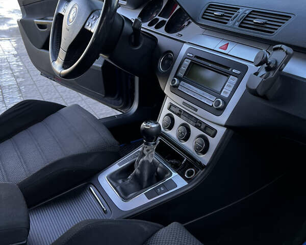 Синій Фольксваген Пассат, об'ємом двигуна 2 л та пробігом 333 тис. км за 6300 $, фото 13 на Automoto.ua