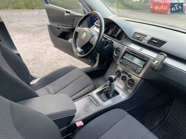 Синий Фольксваген Пассат, объемом двигателя 2 л и пробегом 200 тыс. км за 5450 $, фото 13 на Automoto.ua