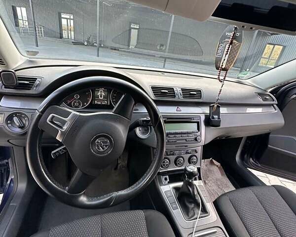 Синій Фольксваген Пассат, об'ємом двигуна 1.6 л та пробігом 271 тис. км за 7600 $, фото 17 на Automoto.ua