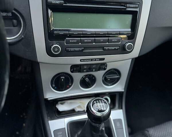 Синий Фольксваген Пассат, объемом двигателя 1.97 л и пробегом 307 тыс. км за 4900 $, фото 9 на Automoto.ua