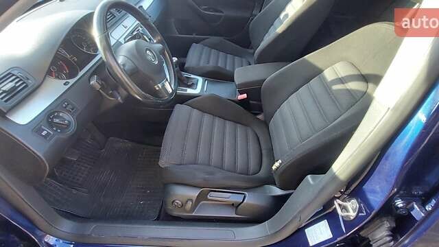 Синий Фольксваген Пассат, объемом двигателя 1.97 л и пробегом 250 тыс. км за 6900 $, фото 4 на Automoto.ua