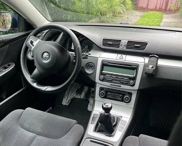 Синий Фольксваген Пассат, объемом двигателя 2 л и пробегом 310 тыс. км за 7200 $, фото 1 на Automoto.ua