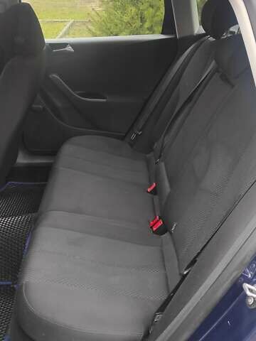 Синий Фольксваген Пассат, объемом двигателя 1.6 л и пробегом 310 тыс. км за 5500 $, фото 12 на Automoto.ua