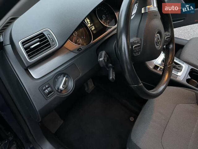 Синій Фольксваген Пассат, об'ємом двигуна 2 л та пробігом 270 тис. км за 9599 $, фото 18 на Automoto.ua