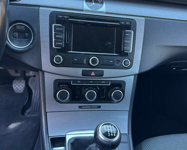 Синий Фольксваген Пассат, объемом двигателя 1.97 л и пробегом 280 тыс. км за 8700 $, фото 9 на Automoto.ua