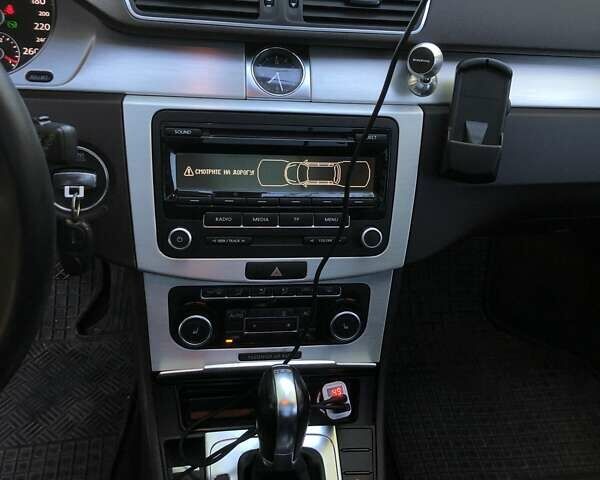 Синій Фольксваген Пассат, об'ємом двигуна 2 л та пробігом 270 тис. км за 11750 $, фото 2 на Automoto.ua