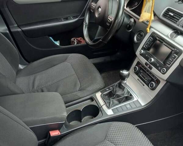 Синий Фольксваген Пассат, объемом двигателя 1.6 л и пробегом 307 тыс. км за 10300 $, фото 4 на Automoto.ua