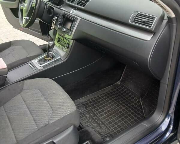 Синий Фольксваген Пассат, объемом двигателя 2 л и пробегом 300 тыс. км за 8700 $, фото 4 на Automoto.ua