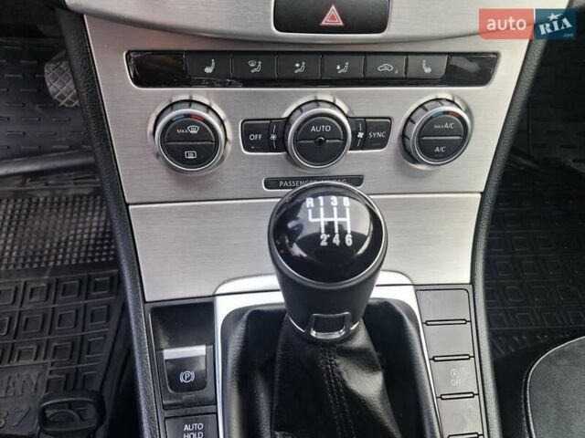 Синий Фольксваген Пассат, объемом двигателя 1.6 л и пробегом 282 тыс. км за 9500 $, фото 18 на Automoto.ua