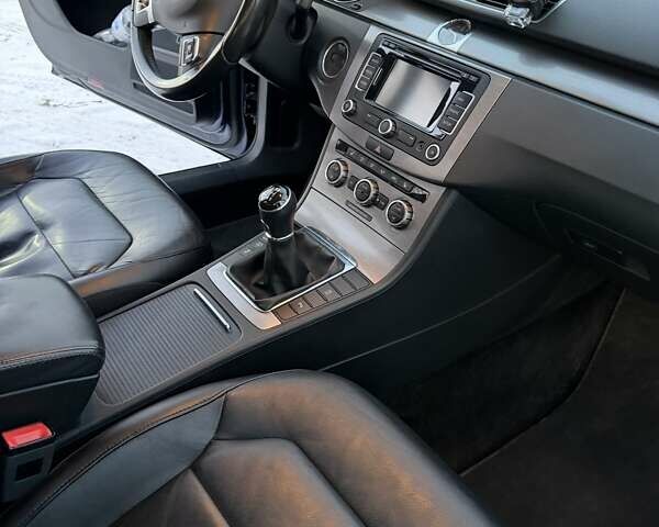 Синий Фольксваген Пассат, объемом двигателя 1.97 л и пробегом 341 тыс. км за 11499 $, фото 13 на Automoto.ua