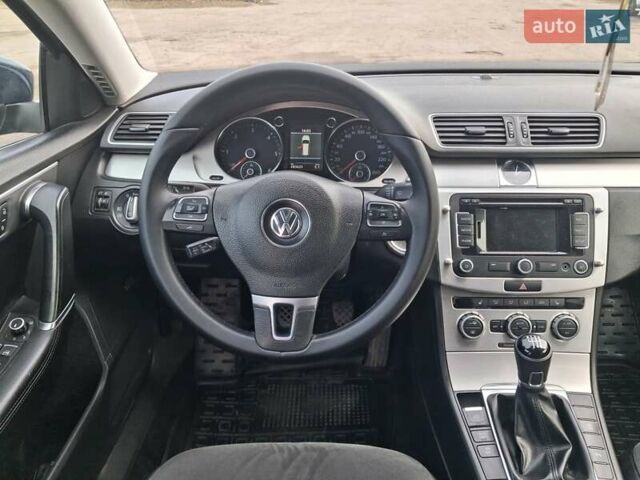 Синий Фольксваген Пассат, объемом двигателя 1.6 л и пробегом 282 тыс. км за 9500 $, фото 12 на Automoto.ua