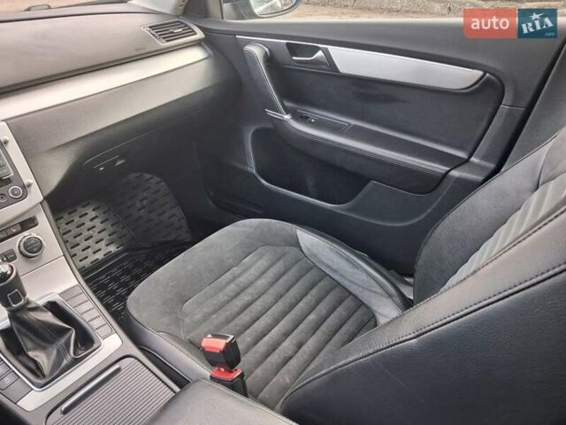 Синий Фольксваген Пассат, объемом двигателя 1.6 л и пробегом 282 тыс. км за 9500 $, фото 13 на Automoto.ua