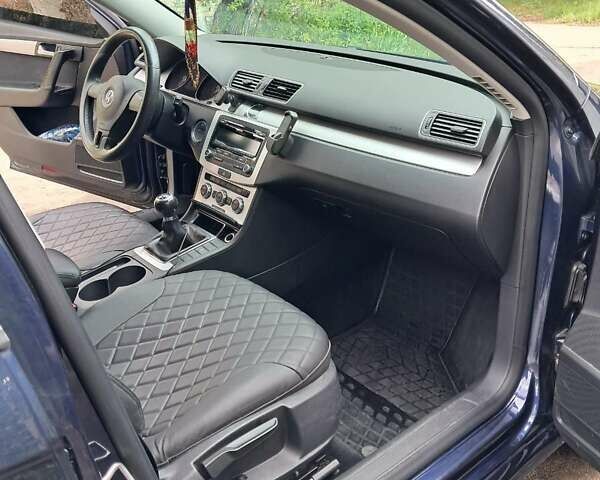 Синий Фольксваген Пассат, объемом двигателя 1.6 л и пробегом 284 тыс. км за 8500 $, фото 5 на Automoto.ua