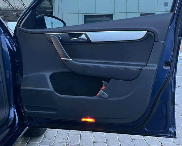 Синій Фольксваген Пассат, об'ємом двигуна 1.6 л та пробігом 274 тис. км за 12500 $, фото 28 на Automoto.ua