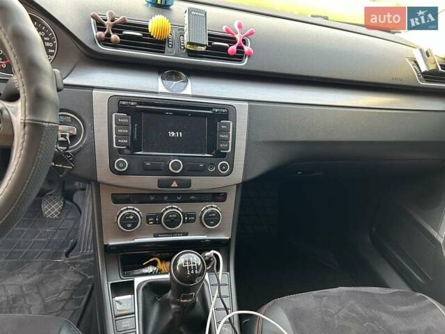 Синий Фольксваген Пассат, объемом двигателя 1.6 л и пробегом 277 тыс. км за 9950 $, фото 2 на Automoto.ua