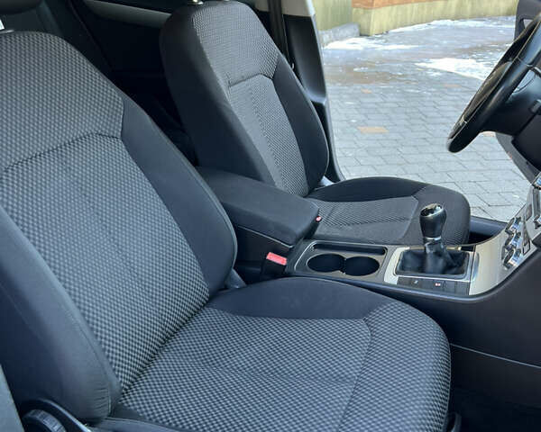 Синий Фольксваген Пассат, объемом двигателя 1.97 л и пробегом 239 тыс. км за 12100 $, фото 5 на Automoto.ua