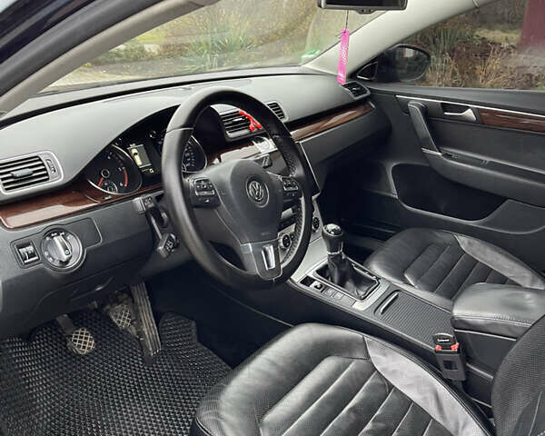 Синий Фольксваген Пассат, объемом двигателя 2 л и пробегом 330 тыс. км за 12300 $, фото 10 на Automoto.ua