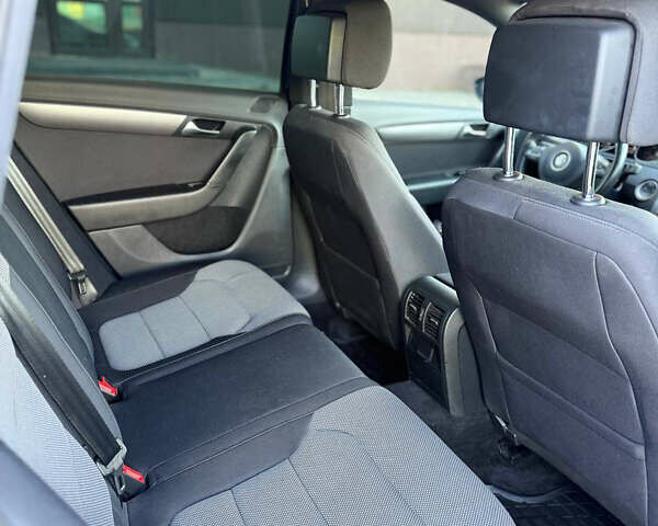 Синий Фольксваген Пассат, объемом двигателя 2 л и пробегом 264 тыс. км за 11099 $, фото 27 на Automoto.ua