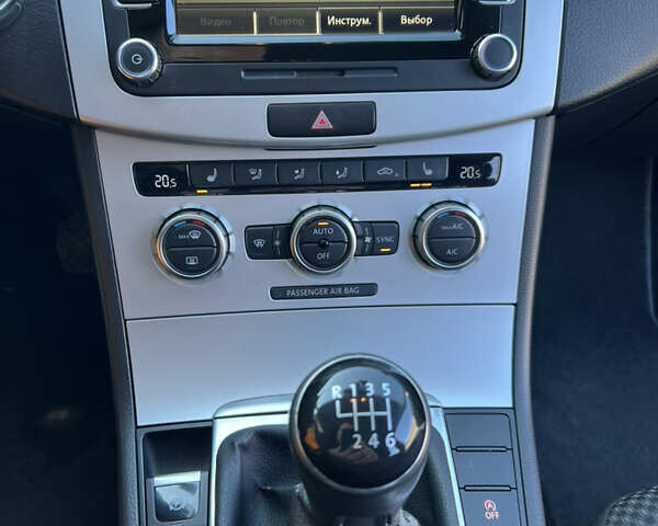 Синий Фольксваген Пассат, объемом двигателя 1.97 л и пробегом 239 тыс. км за 12100 $, фото 9 на Automoto.ua