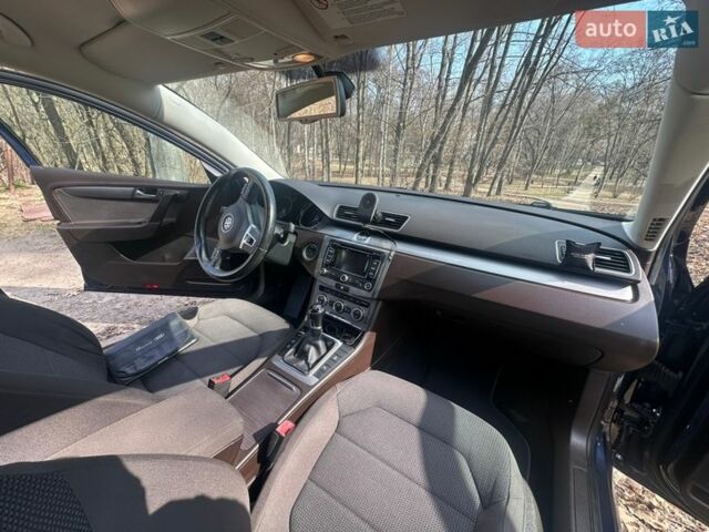 Синий Фольксваген Пассат, объемом двигателя 1.6 л и пробегом 243 тыс. км за 9600 $, фото 28 на Automoto.ua